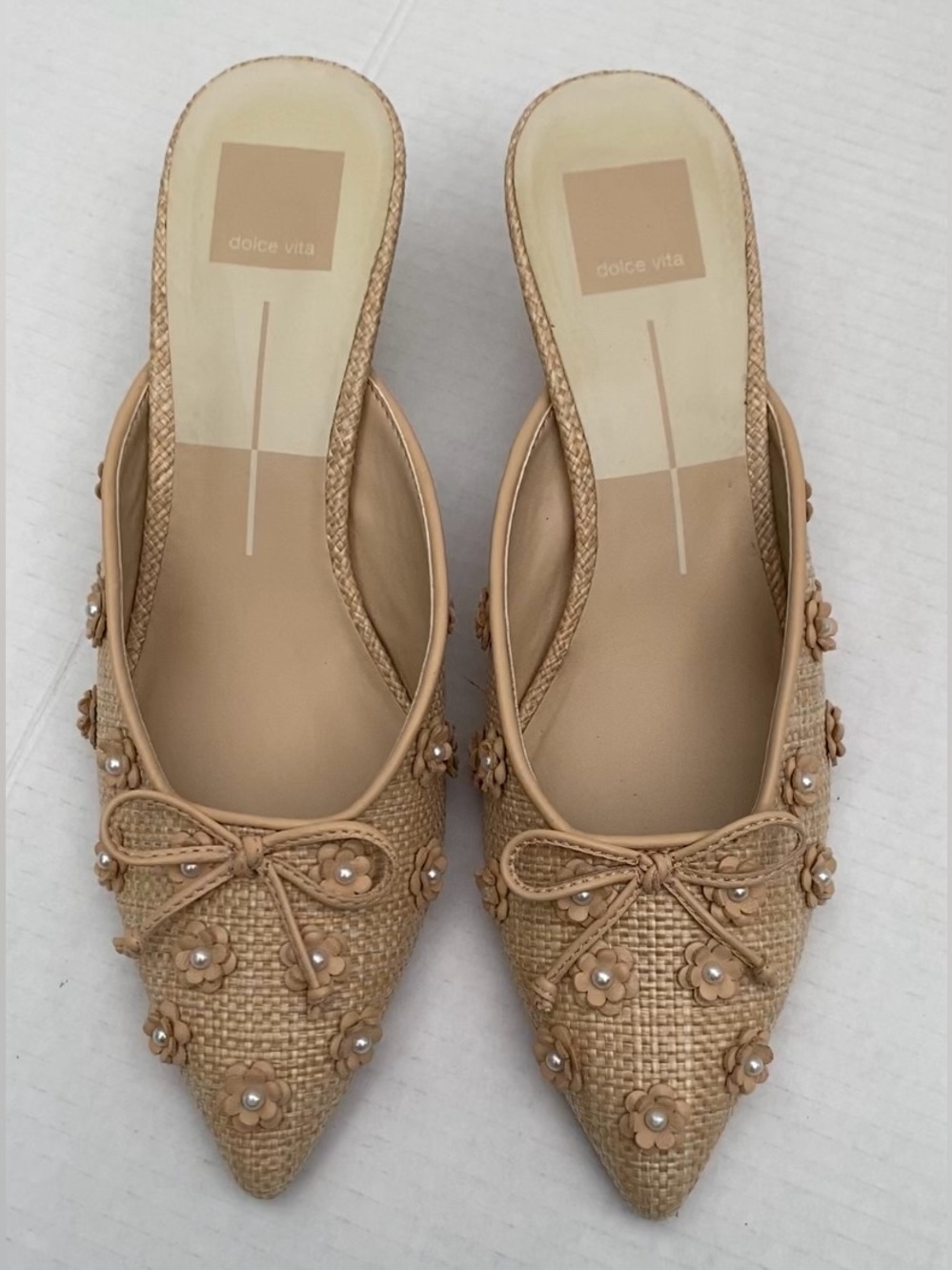 Dolce Vita Beige Raffia Pointed Bow-Trim Floral Pearl Mules🪷
